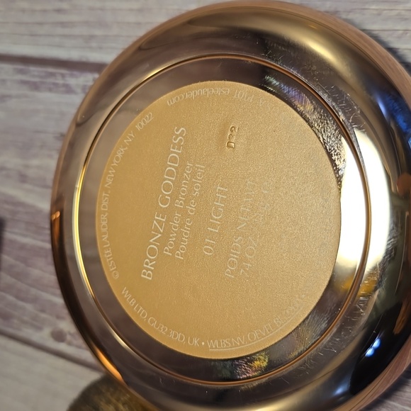 Estee Lauder Bronze Goddess Powder Bronzer in Light** - Picture 5 of 5